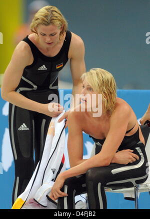 Deutsche Schwimmerin Britta Steffen (L) tröstet Teamkollege Daniela Goetz nach dem Finale der 4 x 100 M Frauen Relais während der Beijing Olympischen Spiele 2008 in Peking 10. August 2008. Die deutsche Mannschaft wurde Fünfter. Foto: Bernd Thissen Dpa (c) Dpa - Bildfunk Stockfoto