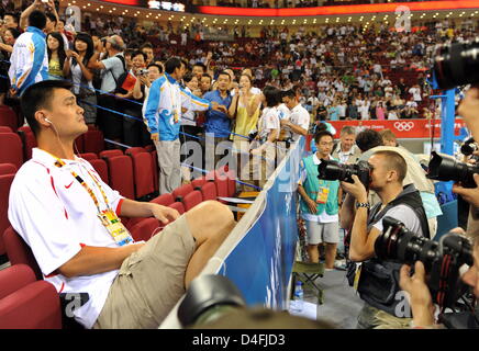 Der chinesische Basketball-Star Yao Ming beobachten das Spiel Deutschland gegen Angola während der Vorrunde in das MenÒs-Basketball-Wettbewerb in das olympische Basketball-Gymnasium an der Beijing Olympischen Spiele 2008, Peking, China, 10. August 2008. Foto: Peer Grimm Dpa (c) Dpa - Bildfunk Stockfoto