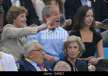 US-Präsident Bush, zusammen mit seiner Frau Laura (L) und Tochter Barbara (R) schaut uns Schwimmer Michael Phelps auf seinem Weg zum gewinnen die Goldmedaille mit einer Weltrekordzeit von 4.03.84 Minuten in der Herren 400 Meter Lagen während der Olympischen Spiele 2008 im National Aquatics Center in Peking 10. August 2008. Foto: Bernd Thissen Dpa (c) Dpa - Bildfu Stockfoto