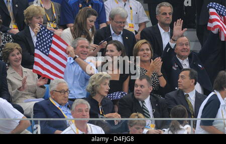 US-Präsident Bush (2 L), zusammen mit seiner Frau Laura (L), Tochter Barbara (C), sein Vater, ehemalige US-Präsident George Bush Senior (R) und eine unbekannte Frau Uhren U.S. Schwimmer Michael Phelps auf seinem Weg zum gewinnen die Goldmedaille mit einer Weltrekordzeit von 4.03.84 Minuten in der Herren 400 Meter Lagen während der Olympischen Spiele 2008 im nationalen Aqua Stockfoto