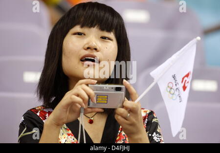 Eine Chinesin Uhren MenÒs Handball Runde Vorrundengruppe B Match 4 zwischen Deutschland und Korea Wettbewerb bei der 2008 Olympischen Spielen in Peking, Peking, China, 10. August 2008. Foto: Marcus Brandt Dpa (c) Dpa - Bildfunk Stockfoto