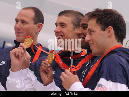 US-Schwimmer Cullen Jones (L-R), Jason Lezak, Michael Phelps und Garrett Weber-Gale posieren mit ihren Goldmedaillen nach dem Schwimmen zum Welt Rekord Sieg in 4 X 100-Meter-Freistilstaffel der Männer das Team während der Olympischen Spiele in Peking 2008 im National Aquatics Center in Peking, China, 11. August 2008. Das US-Team gewann Welt Rekord Gold des 3:08. 24. Foto: Bernd Thissen (c) Dpa - Bildfunk Stockfoto