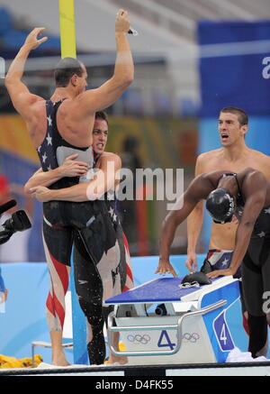 US-Schwimmer Jason Lezak (L-R), Garrett Weber-Gale, Cullen Jones und Michael Phelps feiern nach dem Gewinn der Männer 4 x 100 m Freistilstaffel bei der 2008 Olympischen Spielen in Peking, Peking, China, 10. August 2008. Foto: Bernd Thissen Dpa ## #dpa### Stockfoto