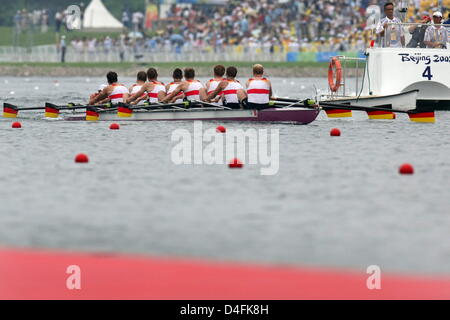 Die deutsche Männer acht mit Peter Thiele (L-R), Andreas Penker, Kristiof Wilke, Florian Mennigen, Jochen Urban, Philipp Naruhn, Matthias Flach, Sebastian Schmidt, Florian Eichner während der Hitze 1 Männer acht Rudern im Shunyi Olympia Rudern-Park bei den 2008 Olympischen Spielen in Peking, China, 11. August 2008. Foto: Jens Buettner Dpa ## #dpa### Stockfoto