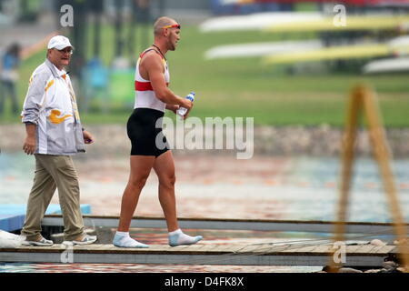 Deutsch Marcel Hacker geht über eine Anlegestelle nach dem Viertelfinale Männer einer im Shunyi Olympia Rudern-Park bei den 2008 Olympischen Spielen in Peking, China, 11. August 2008. Foto: Jens Buettner Dpa ## #dpa### Stockfoto