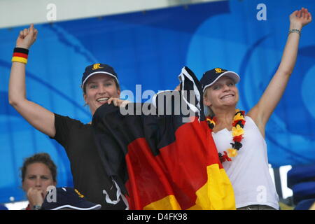 Deutsche Fans jubeln während die Viertelfinale Männer einer im Shunyi Olympia Rudern-Park bei den 2008 Olympischen Spielen in Peking, China, 11. August 2008. Foto: Jens Buettner Dpa ## #dpa### Stockfoto