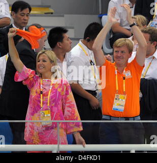 Prinz Willem-Alexander und Prinzessin Maxima der Niederlande feiern nach den Niederlanden Frauen 4 x 100 Freistil Staffelteam die Goldmedaille mit einer Zeit von 3:33.76 während der Olympischen Spiele 2008 am National Aquatics Center in Peking 10. August 2008 gewann. Foto: Bernd Thissen Dpa (c) Dpa - Bildfunk Stockfoto