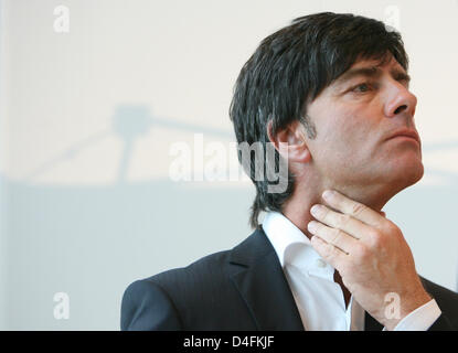 Joachim Loew, Trainer der deutschen Fußball-Nationalmannschaft, gefangen auf einer Pressekonferenz in der Zentrale der Commerzbank in Frankfurt Main, Deutschland, 12. August 2008. Commerbank präsentierte sich als der neue "Premium Partner" des deutschen Fußball Bund (DFB) einschließlich Pläne für eine Zusammenarbeit mit dem DFB für die FIFA Frauen Weltmeisterschaft 2011. Foto: Boris Roessler Stockfoto