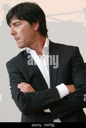 Joachim Loew, Trainer der deutschen Fußball-Nationalmannschaft, gefangen auf einer Pressekonferenz in der Zentrale der Commerzbank in Frankfurt Main, Deutschland, 12. August 2008. Commerbank präsentierte sich als der neue "Premium Partner" des deutschen Fußball Bund (DFB) einschließlich Pläne für eine Zusammenarbeit mit dem DFB für die FIFA Frauen Weltmeisterschaft 2011. Foto: Boris Roessler Stockfoto