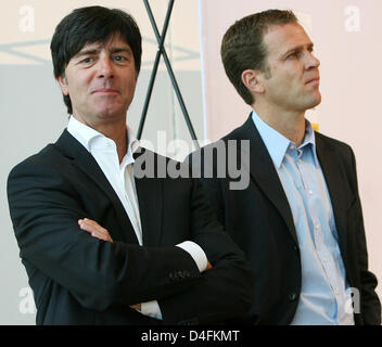 Joachim Löw (L), Trainer der deutschen Fußball-Nationalmannschaft und das Team general Manager Oliver Bierhoff (R) gefangen auf einer Pressekonferenz in der Zentrale der Commerzbank in Frankfurt Main, Deutschland, 12. August 2008. Commerbank präsentierte sich als der neue "Premium Partner" des deutschen Fußball Bund (DFB) einschließlich Pläne für eine Zusammenarbeit mit dem DFB für die FIFA Frauen Stockfoto