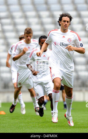 Der Spieler Luca Toni (R) des FC Bayern München und einige seiner Teamkollegen laufen während einer öffentlichen Trainingseinheit in der Allianz Arena in München, Deutschland, 12. August 2008. Am 15. August 2008, dem ersten Tag der deutschen Bundesliga spielt FC Bayern München gegen Hamburger SV. Foto: Tobias Hase Stockfoto