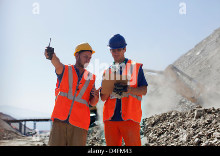 Arbeiter im Steinbruch im Gespräch Stockfoto