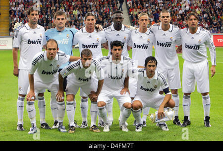 Der spanische Rekordmeister Real Madrid Spieler stellen für ein Gruppenbild vor dem Test-Spiel Eintracht Frankfurt gegen Real Madrid im Stadion der Commerzbank-Arena in Frankfurt am Main, Deutschland, 12. August 2008. Hintere Reihe von links: Ruud van Nistelrooy (Niederlande), Iker Cassillas, Sergio Ramos, Mahamdou Diarra, Guti, Pepe, Gabriel Heinze (Argentinien). Vordere Reihe von links: Arjen Robben (Neth Stockfoto