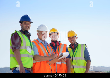 Unternehmer und Arbeitnehmer Lächeln vor Ort Stockfoto