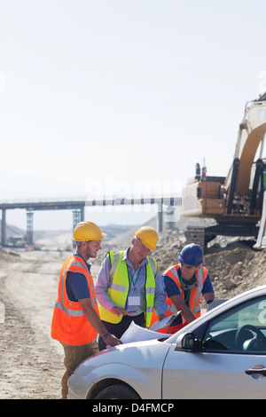 Unternehmer und Arbeiter im Steinbruch im Gespräch Stockfoto