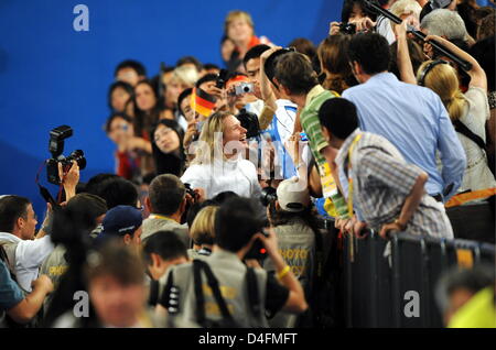 Britta Heidemann aus Deutschland feiert nach dem Sieg der Frauen individuelle Degen-Finale in der Olympischen Fechthalle in Peking während der Beijing Olympischen Spielen 2008 in Peking, China, 13. August 2008 unter den Zuschauern und Fotografen. Foto: Karl-Josef Hildenbrand Dpa ## #dpa### Stockfoto