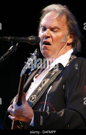 Rocklegende Neil Young führt auf der Bühne bei seinem Konzert in Hamburg, Germany, 13. August 2008.  Zusammen mit seiner "Electric Band" präsentiert der 62 jährige romantische Volkslieder und mehr felsigen Stücke bei stürmischem Wetter am Veranstaltungsort "Stadtpark", die nicht ausverkauft war. Weitere Stationen seiner Deutschland-Tournee werden Berlin (19 August) und Coburg (23. August). Foto: Maurizio Gambarini Stockfoto