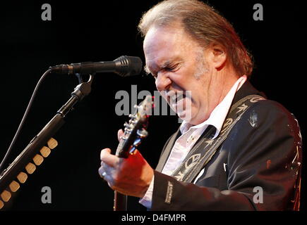 Rocklegende Neil Young führt auf der Bühne bei seinem Konzert in Hamburg, Germany, 13. August 2008. Zusammen mit seiner "Electric Band" präsentiert der 62 jährige romantische Volkslieder und mehr felsigen Stücke bei stürmischem Wetter am Veranstaltungsort "Stadtpark", die nicht ausverkauft war. Weitere Stationen seiner Deutschland-Tournee werden Berlin (19 August) und Coburg (23. August). Foto: Maurizio Gambarini Stockfoto