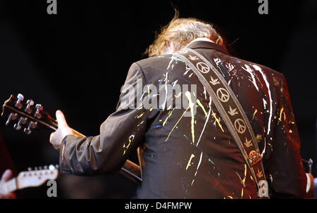 Rocklegende Neil Young führt auf der Bühne bei seinem Konzert in Hamburg, Germany, 13. August 2008.  Zusammen mit seiner "Electric Band" präsentiert der 62 jährige romantische Volkslieder und mehr felsigen Stücke bei stürmischem Wetter am Veranstaltungsort "Stadtpark", die nicht ausverkauft war. Weitere Stationen seiner Deutschland-Tournee werden Berlin (19 August) und Coburg (23. August). Foto: Maurizio Gambarini Stockfoto