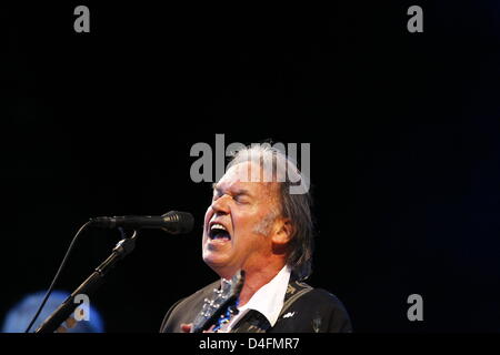 Rocklegende Neil Young führt auf der Bühne bei seinem Konzert in Hamburg, Germany, 13. August 2008.  Zusammen mit seiner "Electric Band" präsentiert der 62 jährige romantische Volkslieder und mehr felsigen Stücke bei stürmischem Wetter am Veranstaltungsort "Stadtpark", die nicht ausverkauft war. Weitere Stationen seiner Deutschland-Tournee werden Berlin (19 August) und Coburg (23. August). Foto: Maurizio Gambarini Stockfoto