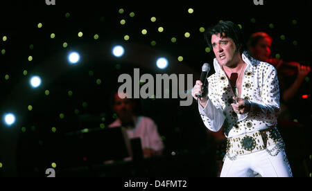 Elvis-Darsteller und Sänger Grahame Patrick führt auf der Bühne während der Premiere von "Elvis - Die Show" mit dem "Classical Mystery Tour Orchestra" im Hotel Estrel in Berlin, Deutschland, 13. August 2008. Streichrichtung Gäste waren zur Messe eingeladen, im Rahmen der Serie "Stars in Concert" stattfand. Foto: Jens Kalaene Stockfoto