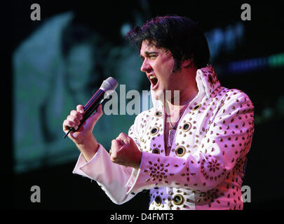 Elvis-Darsteller und Sänger Grahame Patrick führt auf der Bühne während der Premiere von "Elvis - Die Show" mit dem "Classical Mystery Tour Orchestra" im Hotel Estrel in Berlin, Deutschland, 13. August 2008. Streichrichtung Gäste waren zur Messe eingeladen, im Rahmen der Serie "Stars in Concert" stattfand. Foto: Jens Kalaene Stockfoto