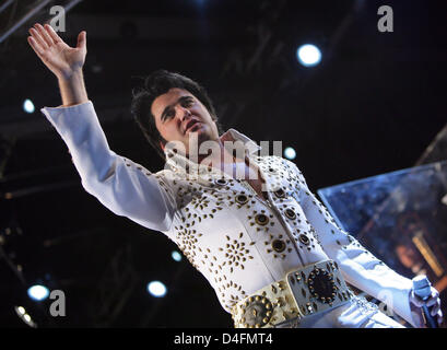 Elvis-Darsteller und Sänger Grahame Patrick führt auf der Bühne während der Premiere von "Elvis - Die Show" mit dem "Classical Mystery Tour Orchestra" im Hotel Estrel in Berlin, Deutschland, 13. August 2008. Zahlreiche Gäste waren zur Messe eingeladen, im Rahmen der Serie "Stars in Concert" stattfand. Foto: Jens Kalaene Stockfoto