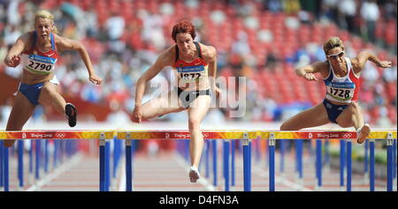 Deutschen Sonja Kesselschlaeger (M), russische Tatiana Chernova (L) und Französisch Marie Collonvillé (R) konkurrieren in der Frauen Siebenkampf 100-Meter-Hürdenlauf der Leichtathletik-Veranstaltungen im Nationalstadion in Peking 2008 Olympischen Spiele in Peking, China, 15. August 2008. Foto: Karl-Josef Hildenbrand Dpa (c) Dpa - Bildfunk Stockfoto