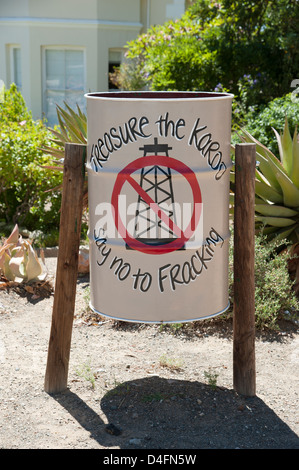 "Sagen Nein zum Fracking" handbemalt Protest Schild an einem Abfallbehälter in Prince Albert in der Karoo-Region Südafrika Stockfoto