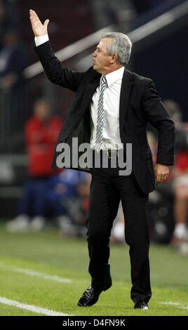 Atleticos Heac Coach Javier Aguirre Gesten während der Champions League Qualifikation Runde erste Bein Spiel FC Schalke 04 Vs Atletico Madrid im Stadion Veltins Arena in Gelsenkirchen, Deutschland, 13. August 2008. Schalke gewann das Spiel 1: 0. Foto: Franz-Peter Tschauner Stockfoto