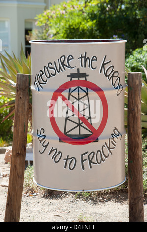 "Sagen Nein zum Fracking" handbemalt Protest Schild an einem Abfallbehälter in Prince Albert in der Karoo-Region Südafrika Stockfoto