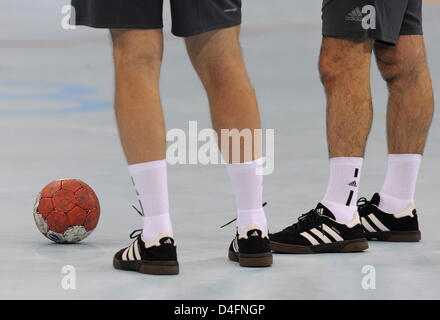 Die Beine der Schiedsrichter, während die Männer Handball Vorrundengruppe B gesehen match zwischen Deutschland und Russland bei Beijing 2008 Olympischen Spielen in Peking, China, 16. August 2008. Foto: Peer Grimm Dpa (c) Dpa - Bildfunk Stockfoto