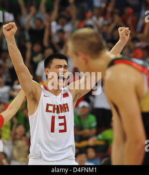 Yao Ming (L) von China jubilates neben Dirk Nowitzki von Deutschland nach vorläufigen Runde Herren Gruppe B-Spiel bei den Olympischen Spielen 2008, Peking, China, 16. August 2008. China gewann 59-55. Foto: Peer Grimm Dpa ## #dpa### Stockfoto