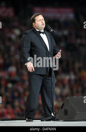 Britischen Opernsänger Paul Potts vor der Bundesliga-Saison 2008-2009 Eröffnung führt match FC Bayern Munchen Vs Hamburger SV Allianz-Arena in München, Deutschland, 15. August 2008. Potts führt auch in einer Telekom Fernsehwerbung mit einem Puccini-Nessun Dorma-Video. Foto: Tobias Hase Stockfoto