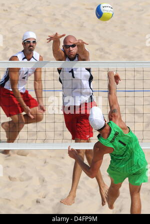 Deutschen Eric Koreng (R) und Philip Dalhausser (M) und Todd Rogers (L) aus den USA in Aktion während der Herren Viertelfinale Spiel Klemperer/Koreng (Deutschland) gegen Rogers/Dalhausser (USA) in das Beach-Volleyball-Turnier in Chaoyang Strandvolleyballplatz bei der 2008 Olympischen Spielen in Peking, Peking, China, 18. August 2008. Das US-Team gewann. Foto: Karl-Josef Hildenbrand Dpa (c) Stockfoto