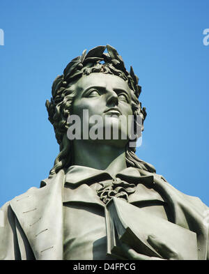 Das Denkmal des deutschen Dichters und Dramatikers Friedrich von Schiller in "Taunusanlage" in Frankfurt Main, Deutschland, 9. August 2008. Das Denkmal von Johannes Dielmann entworfen wurde im Jahr 1864. Schiller wurde 1759 in Marbach am Neckar geboren und starb im Jahre 1805 in Weimar. Foto: Wolfram Steinberg Stockfoto