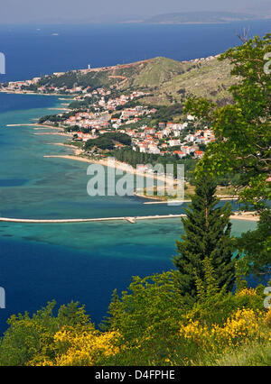 Das Foto zeigt die kroatische Hafenstadt Omis, befindet sich 30 km südlich von Split, ist einer der schönsten Städte an der Adria in Dalmatien, Kroatien, 8. Juni 2008. Die Stadt mit ihrer historischen Altstadt und Festung liegt am Ende des Canyon Cetina und dem Fluss mit dem gleichen Namen und vor den steilen Kreidefelsen des Omisko-Gebirges. Das abwechslungsreiche land Stockfoto