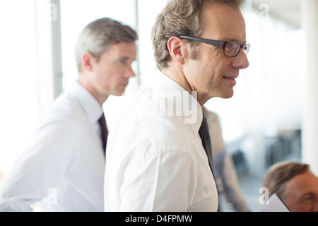 Unternehmer treffen reden Stockfoto