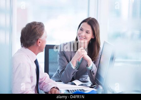 Business-Leute an der Rezeption sprechen Stockfoto