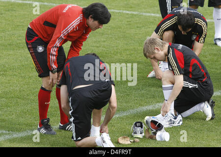 Bundestrainer Joachim Löw (L) und Spieler Marko Marin der deutschen Fußball-Nationalmannschaft während der Praxis in Herzogenaurach, Deutschland, 19. August 2008 sprechen. Die deutsche Mannschaft steht Belgien in einem Testspiel am 20. August in Nürnberg. Foto: DANIEL KARMANN Stockfoto