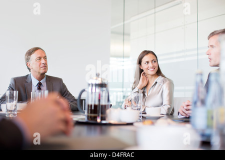 Business-Leute reden in treffen Stockfoto