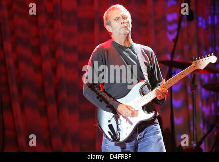 Blues und Rock Musiker Eric Clapton spielt auf der Bühne während des letzten Konzerts der seiner Sommertour in Wiesbaden, Deutschland, 19. August 2008. Vor der 63 jährige hatte in Leipzig, Berlin und München durchgeführt. Ein letztes Konzert in Zürich liegt vor uns. Foto: Uwe Anspach Stockfoto