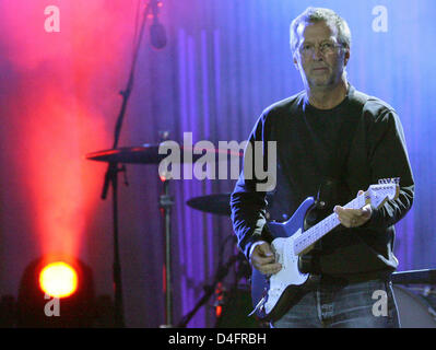 Blues und Rock Musiker Eric Clapton spielt auf der Bühne während des letzten Konzerts der seiner Sommertour vor "Kurhaus" Spa Hotel Wiesbaden, Deutschland, 19. August 2008. Vor der 63 jährige hatte in Leipzig, Berlin und München durchgeführt. Ein letztes Konzert in Zürich liegt vor uns. Foto: Uwe Anspach Stockfoto