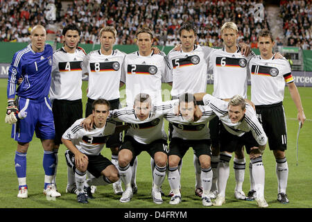 Deutsche Fußball-Mannschaft (oben L-R) Robert Enke, Serdan Tasci, Thomas Hitzlsperger, Clemens Fritz, Heiko Westermann, Simon Rolfes, Miroslav Klose; (FRONT L-R) Philipp Lahm, Lukas Podolski, Piotr Trochowski, Bastian Schweinsteiger Kader posiert für das Mannschaftsfoto vor dem Fußball freundlich Deutschland Vs Belgien "EasyCredit" Stadion in Nürnberg, 20 Ausgust 2008. Deutschland Stockfoto