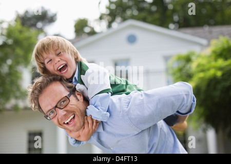 Mann mit Sohn Huckepack im freien Stockfoto