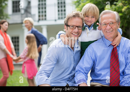 Drei Generationen von Männern lächelnd zusammen Stockfoto