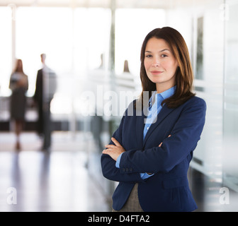 Geschäftsfrau im Büro Flur stehen Stockfoto