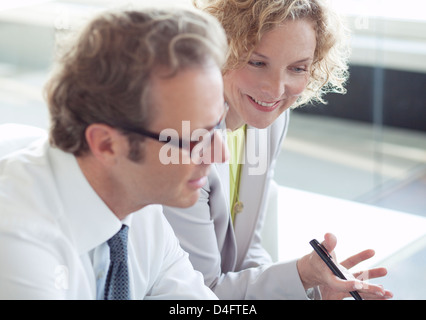 Geschäftsleute im Gespräch im Büro Stockfoto