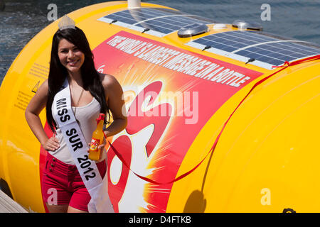 Teneriffa. 13. März 2013. Der offizielle Start des weltweit größten eine Flaschenpost fand in San Miguel Marina. Der Start-Zeremonie unter der Leitung von Miss Tenerife Sur, Sady Chavez und der norwegische Polarforscher Jarle Andhoy, feierlich eine Flasche Solo Limonade brach zu diesem Anlass. Die Bottlre wird heraus zum Meer geschleppt und set adrift und wer es findet, wie es an Land kommt mit einem Preis von der Firma Solo Softdrinks belohnt werden. Bildnachweis: Phil Crean A / Alamy Live News Stockfoto