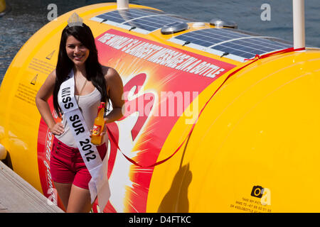 Teneriffa. 13. März 2013. Der offizielle Start des weltweit größten eine Flaschenpost fand in San Miguel Marina. Der Start-Zeremonie unter der Leitung von Miss Tenerife Sur, Sady Chavez und der norwegische Polarforscher Jarle Andhoy, feierlich eine Flasche Solo Limonade brach zu diesem Anlass. Die Bottlre wird heraus zum Meer geschleppt und set adrift und wer es findet, wie es an Land kommt mit einem Preis von der Firma Solo Softdrinks belohnt werden. Bildnachweis: Phil Crean A / Alamy Live News Stockfoto